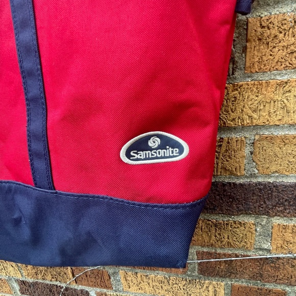 SAMSONITE YACHT TOTE BAG ZIP TOP RED/NAVY BLUE 24''X 16''. - Picture 4 of 9